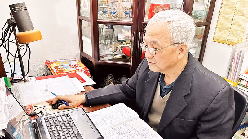 Ông Nguyễn Duy Kiểm tìm hiểu thông tin tuyển sinh năm học 2024-2025.