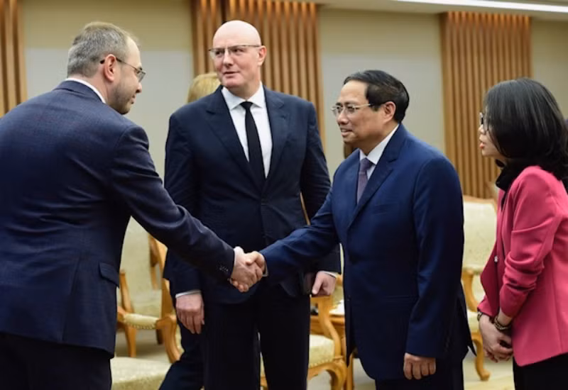 Thủ tướng Phạm Minh Chính đón các thành viên trong Đoàn.