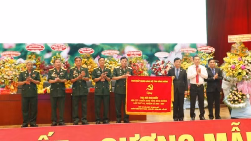 Lãnh đạo tỉnh Bình Dương tặng bức trướng chúc mừng Đại hội.