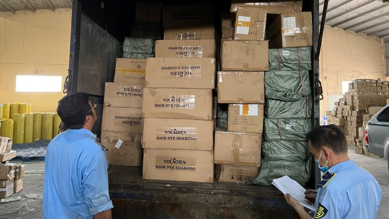 Lực lượng quản lý thị trường kiểm tra hàng hóa trước tiêu hủy. (Ảnh Cục Quản lý thị trường Thành phố Hồ Chí Minh cung cấp)