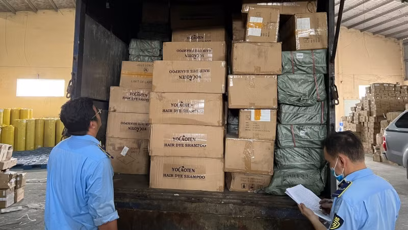 Lực lượng quản lý thị trường kiểm tra hàng hóa trước tiêu hủy. (Ảnh Cục Quản lý thị trường Thành phố Hồ Chí Minh cung cấp)