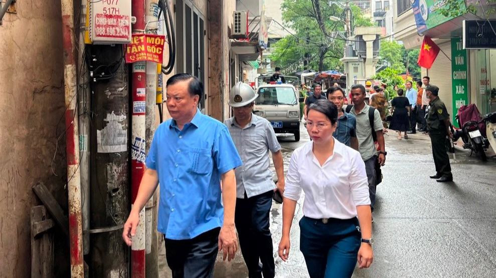 Bí thư Thành ủy Hà Nội Đinh Tiến Dũng đến hiện trường, yêu cầu huy động mọi nguồn lực khắc phục hậu quả vụ cháy.