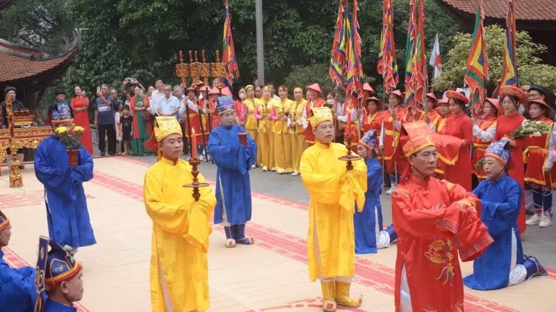 Thực hiện nghi lễ tại lễ giỗ Đức Quốc Tổ Lạc Long Quân.