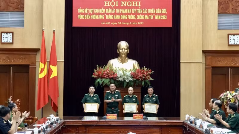Thượng tướng Võ Minh Lương trao tặng Bằng khen của Bộ trưởng Quốc phòng cho 3 tập thể có thành tích xuất sắc.