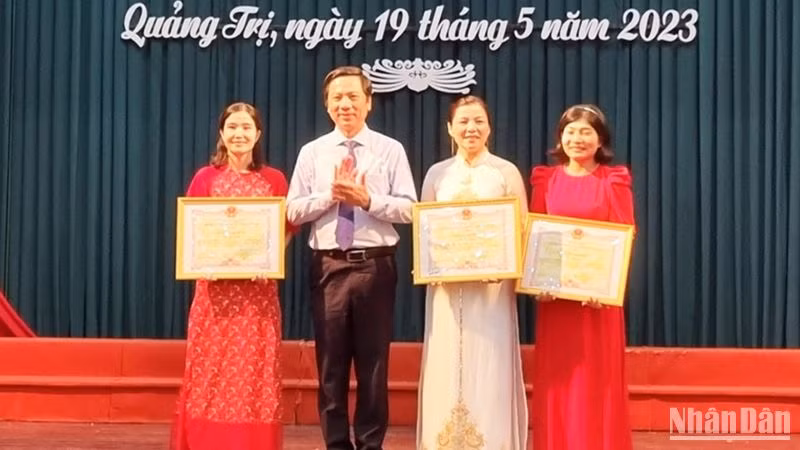 Trường tiểu học Hùng Vương, thành phố Đông Hà và 2 giáo viên được tặng Bằng khen của tịch Ủy ban nhân dân tỉnh.