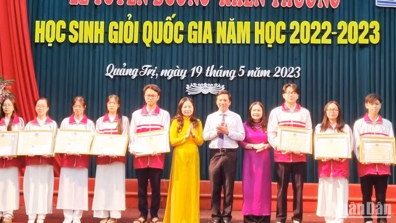 Phó Chủ tịch Ủy ban nhân dân tỉnh Quảng Trị Hoàng Nam trao Bằng khen cho các học sinh đạt giải Nhì. 