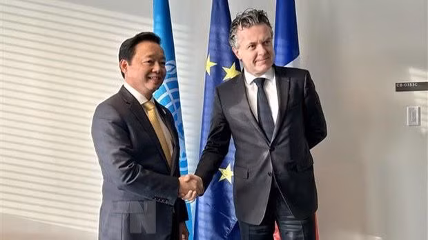 Phó Thủ tướng Trần Hồng Hà gặp Bộ trưởng Chuyển đổi sinh thái Pháp Christophe Béchu. (Ảnh: TTXVN)