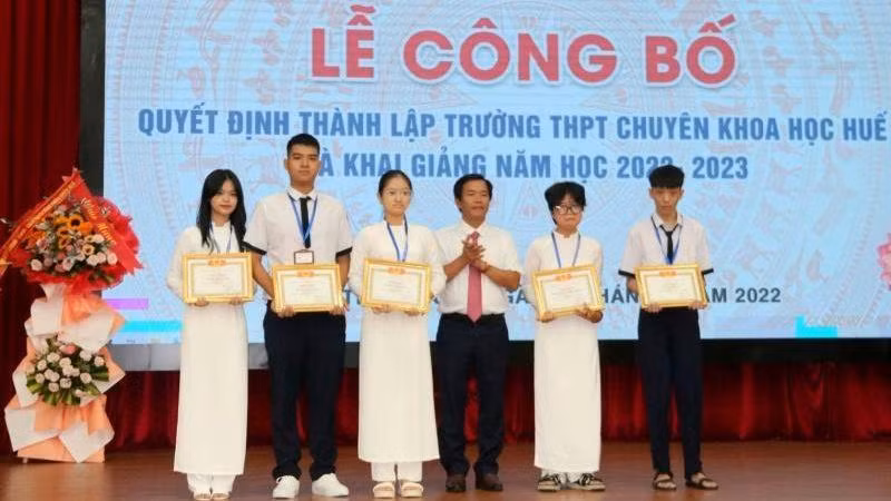 Khen thưởng cho các thủ khoa khối 10 vừa trúng tuyển vào các lớp chuyên của trường. (Ảnh: Trường đại học Khoa học cung cấp)