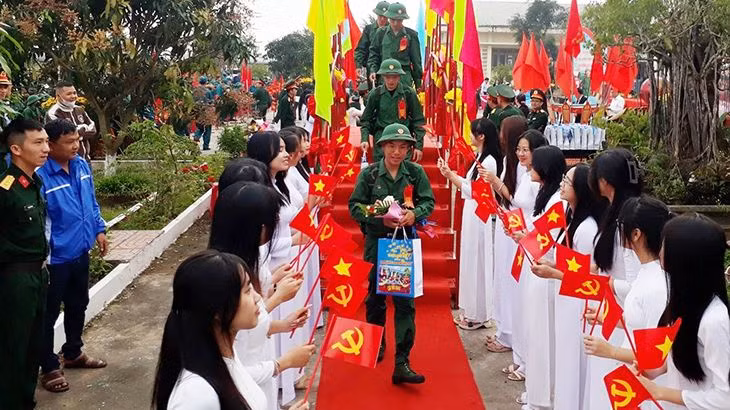 Thanh niên thành phố Tam Kỳ hăng hái lên đường nhập ngũ.