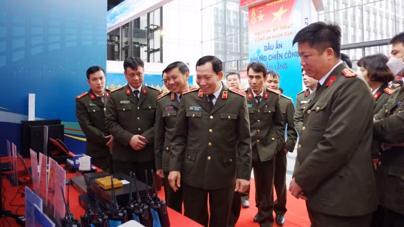 Các đại biểu tham quan Triển lãm.