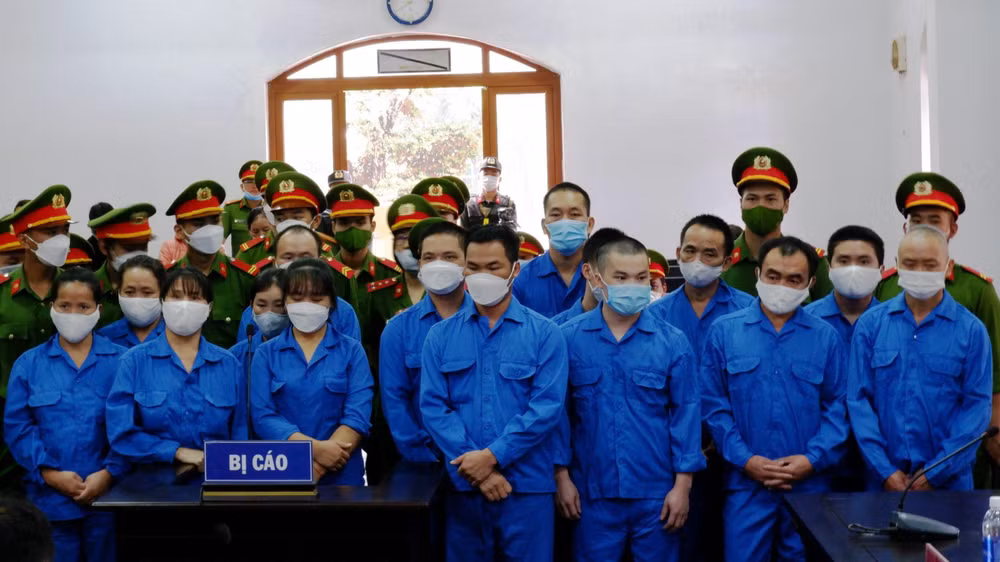 Bị cáo Vàng Seo Trắng và các đồng phạm tại phiên tòa.