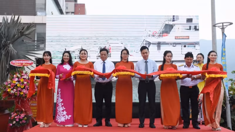 Các đại biểu cắt băng khai mạc triển lãm chiều 24/3, tại Nhà trưng bày Hoàng Sa, Đà Nẵng.