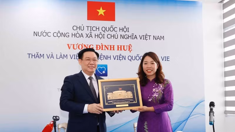 Chủ tịch Quốc hội Vương Đình Huệ tặng quà lưu niệm Bệnh viện Quốc tế La Vie. (Ảnh: Doãn Tấn-TTXVN)