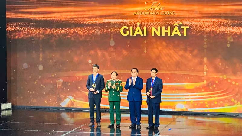 Đồng chí Nguyễn Trọng Nghĩa (thứ 2, bên phải) và Thượng tướng Trịnh Văn Quyết (thứ 2, bên trái) vinh danh các tác giả đoạt giải Vàng cuộc thi.