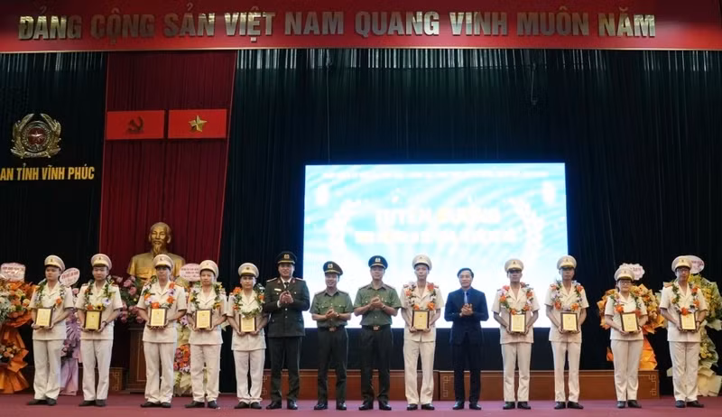 Tuyên dương khen thưởng 10 đoàn viên thanh niên công an xã, phường, thị trấn tiêu biểu .