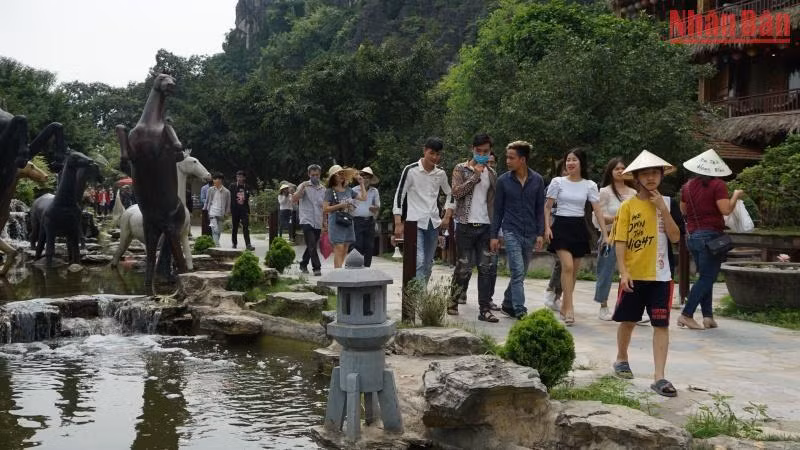 Khu du lịch Hang Múa (Ninh Bình) nhộn nhịp đón khách dịp cuối năm 2022. (Ảnh: Lê Hồng)