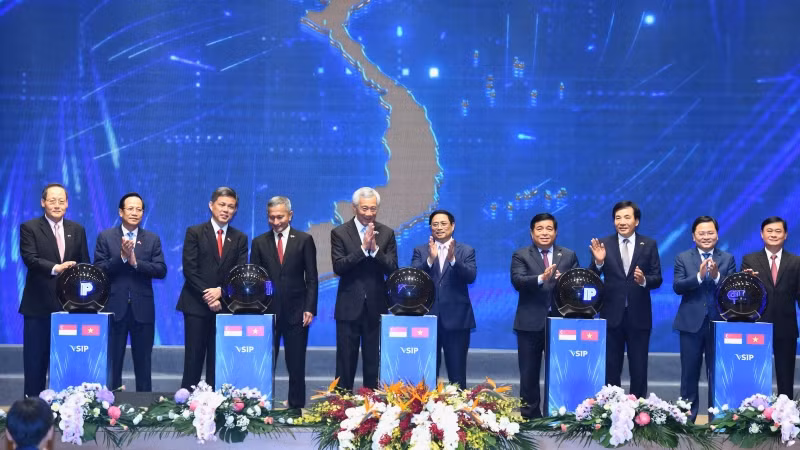 Thủ tướng Phạm Minh Chính và Thủ tướng Lý Hiển Long thực hiện nghi thức khởi công các dự án VSIP mới.