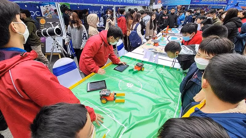 Đông đảo sinh viên, học sinh đến với Ngày hội trải nghiệm và Không gian sáng tạo trẻ.