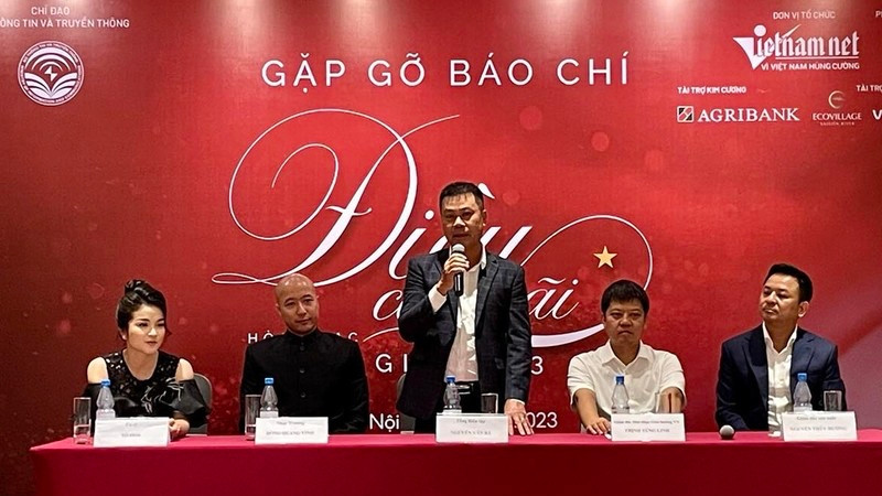 Ekip thực hiện thông tin về chương trình "Điều còn mãi" 2023.
