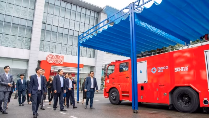 Đoàn thăm Trung tâm thương mại Tasco Mall - nơi được Tasco triển khai theo mô hình Automall tích hợp nhiều thương hiệu. Trung tâm thương mại Tasco Mall cũng là Trung tâm thương mại tiên phong tự trang bị xe chữa cháy để đảm bảo công tác cứu hộ PCCC tại chỗ.