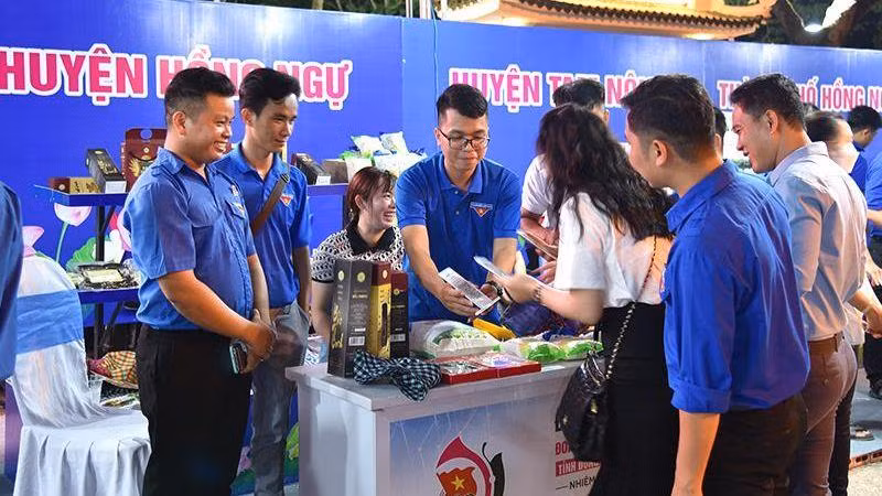 Khách tham quan, mua sắm tại các gian hàng.