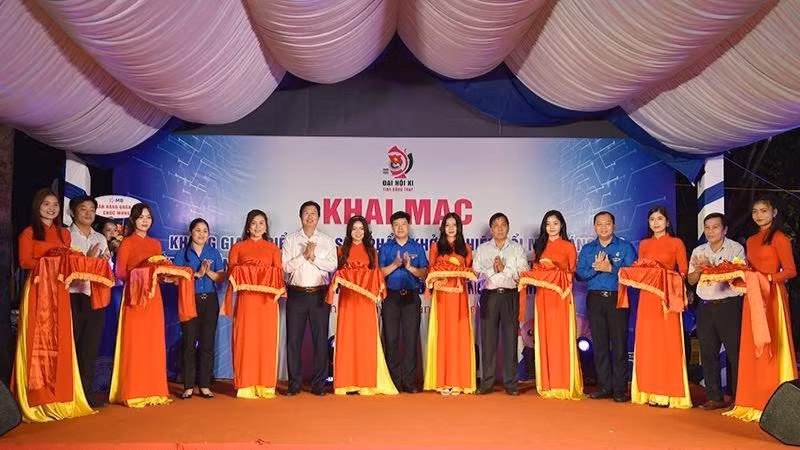 Khai mạc không gian triển lãm.