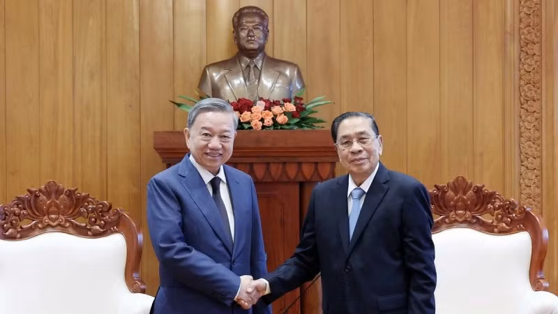 Chủ tịch nước Tô Lâm gặp nguyên Tổng Bí thư, Chủ tịch nước Lào Choummaly Sayasone. (Ảnh: Nhan Sáng/TTXVN)