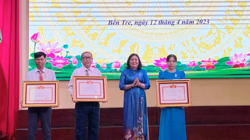 Phó Bí thư Thường trực Tỉnh ủy Bến Tre Hồ Thị Hoàng Yến trao danh hiệu Chiến sĩ thi đua toàn quốc cho các cá nhân.