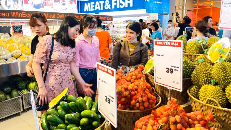 Rất đông khách hàng tới mua sắm trong ngày đầu khai trương.