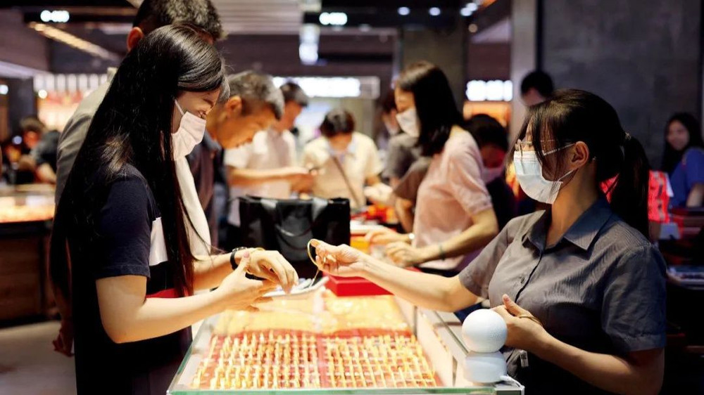 Ảnh minh họa: Mua bán vàng tại Trung tâm giao dịch trang sức quốc tế Shuibei Thâm Quyến. (Ảnh: sina.com.cn)