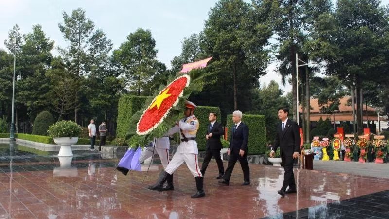 Lãnh đạo tỉnh Bình Dương viếng và dâng hương tại Nghĩa trang liệt sĩ tỉnh.