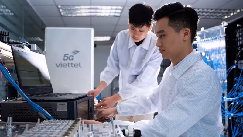 Nhân sự trẻ Viettel nghiên cứu và phát triển thiết bị 5G.
