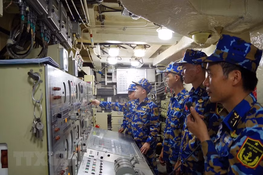 Luôn sẵn sàng chiến đấu trong mọi tình huống. (Ảnh: TTXVN phát)