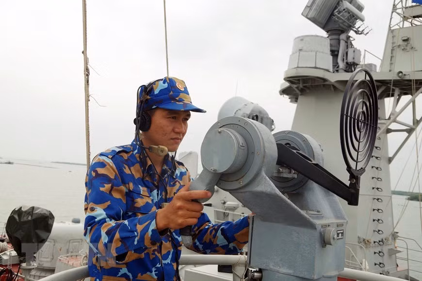 Vui Xuân mới nhưng các chiến sĩ luôn sẵn sàng chiến đấu. (Ảnh: TTXVN phát)