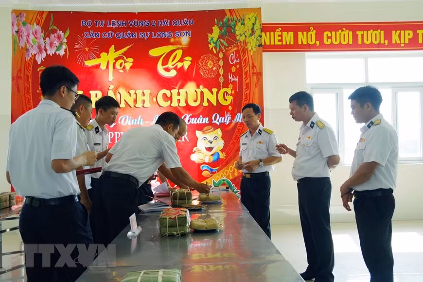 Cán bộ, chỉ huy chấm thi gói bánh chưng. (Ảnh: TTXVN phát)