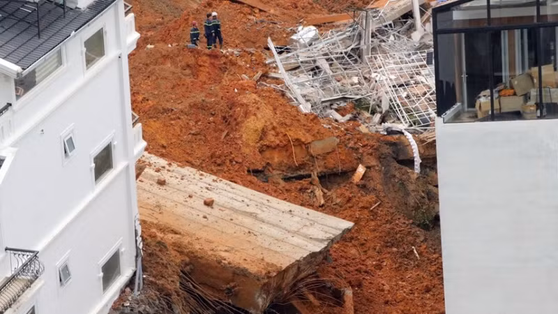 Bờ kè bê-tông cao hàng chục mét bị gãy dẫn đến sạt lở nghiêm trọng. (Ảnh: Chu Quốc Hùng/TTXVN)