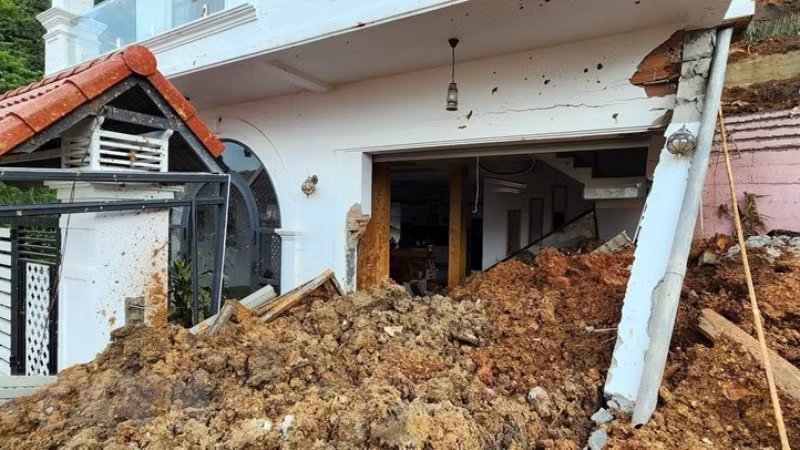 Một căn nhà bị đất đá vùi lấp tầng 1. (Ảnh: Chu Quốc Hùng/TTXVN)