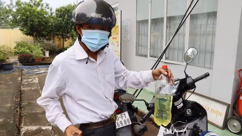 Anh Phạm Văn Tuấn đi 3 cửa hàng mới mua được 30 nghìn đồng xăng.