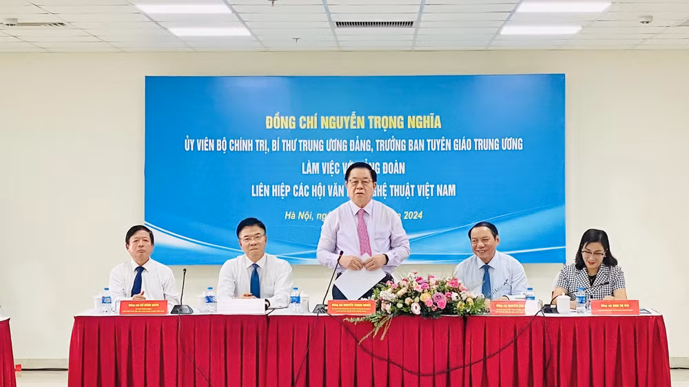 Đồng chí Nguyễn Trọng Nghĩa phát biểu tại buổi làm việc.