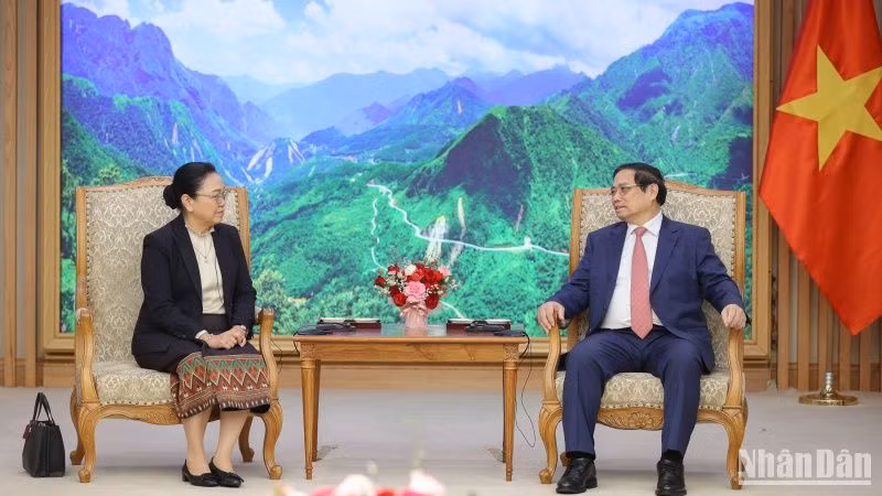 Thủ tướng Chính phủ Phạm Minh Chính tiếp đồng chí Khamphao Ernthavanh, Đại sứ Lào tại Việt Nam.