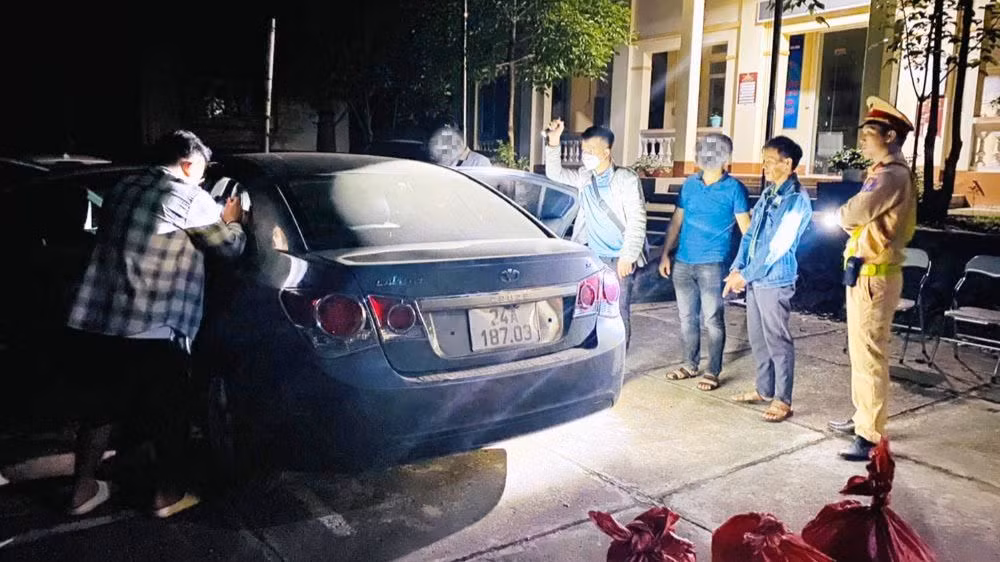 Tổ công tác khám xét xe của đối tượng. (Ảnh: KIM HUỆ)