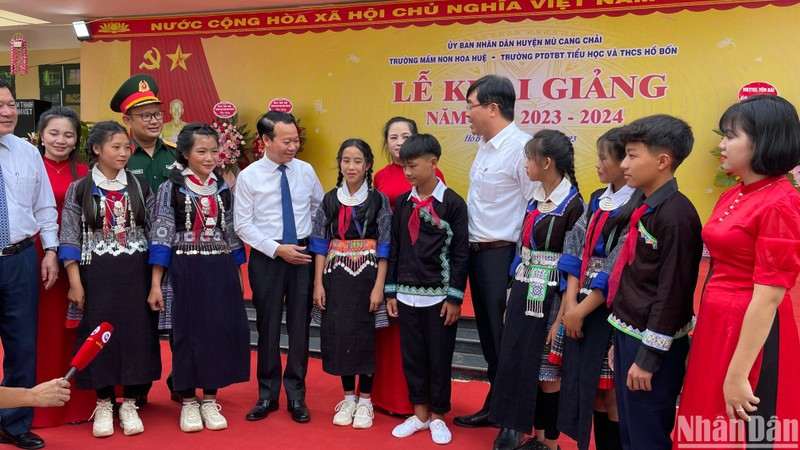 Bí thư Tỉnh ủy Đỗ Đức Duy cùng các học sinh dân tộc thiểu số vui ngày khai giảng năm học mới.