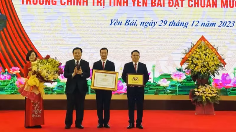 Đồng chí Nguyễn Xuân Thắng trao Bằng và biểu trưng công nhận Trường Chính trị tỉnh. (Ảnh: THANH SƠN)