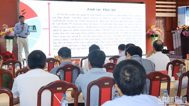 Phó Giám đốc Sở Nông nghiệp và Phát triển nông thôn tỉnh Quảng Ngãi Nguyễn Quang Trung trình bày tham luận tại Hội thảo.