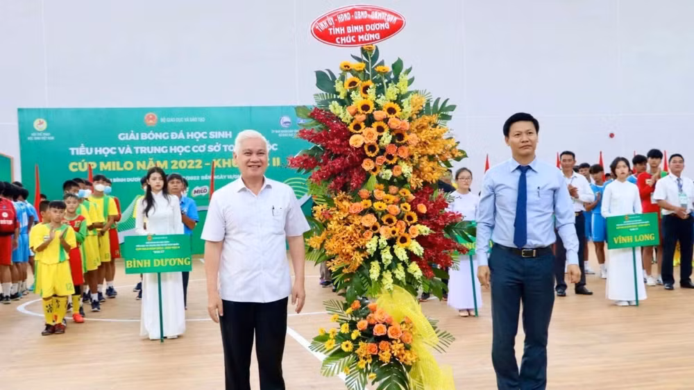 Bí thư Tỉnh ủy Bình Dương Nguyễn Văn Lợi (bên trái) trao tặng hoa chúc mừng giải bóng đá.