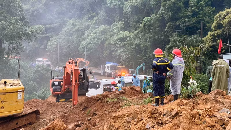 Các lực lượng, phương tiện được huy động tìm kiếm nạn nhân vụ sạt lở trên đèo Bảo Lộc.