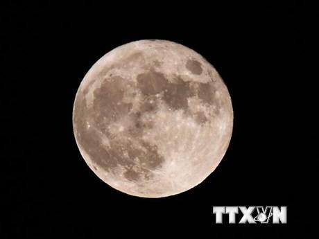 Mặt Trăng trên bầu trời nhìn từ Washington, DC, Mỹ. (Ảnh: AFP/TTXVN)