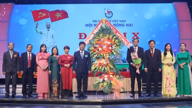 Đồng chí Trần Trọng Dũng chúc mừng Ban Chấp hành Hội Nhà báo tỉnh Đồng Nai khóa X.