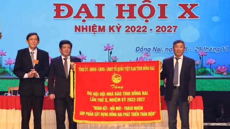 Đồng chí Hồ Thanh Sơn tặng Đại hội bức trướng của Tỉnh ủy, Hội đồng nhân dân, Ủy ban nhân dân, Ủy ban Mặt trận Tổ quốc Việt Nam tỉnh Đồng Nai.