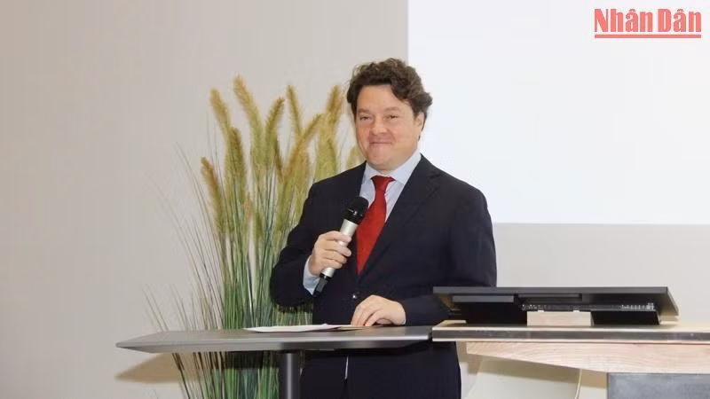 Ông Élian Pilvin, Hiệu trưởng Trường Quản trị Normandie, đánh giá cao những chuyển biến tích cực của Việt Nam, trong đó nâng cao năng lực lãnh đạo, chuyển đổi số và cải cách hành chính, đồng thời vẫn giữ nguyên bản sắc. (Ảnh: Khải Hoàn)